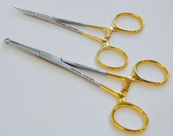 Picture 1: Round clamp (bottom) and pointed haemostat (top)